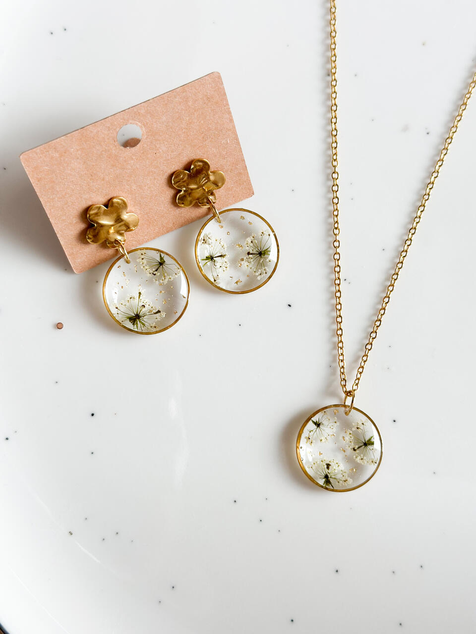 Złoty zestaw biżuterii z prawdziwymi kwiatami marchwi w żywicy epoksydowej – ręcznie robiony naszyjnik i kolczyki, idealny pomysł na prezent.