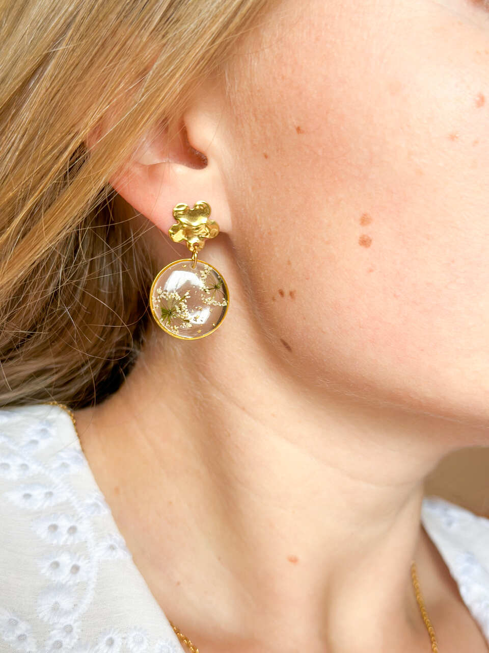 Złoty zestaw biżuterii z prawdziwymi kwiatami marchwi w żywicy epoksydowej – ręcznie robiony naszyjnik i kolczyki, idealny pomysł na prezent.