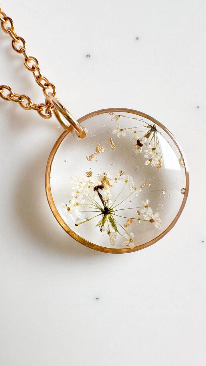 naszyjnik z prawdziwych kwiatów zalanych żywicą epoksydową, biżuteria z suszonymi kwiatami, ręcznie robiony naszyjnik z suszonych kwiatów, biżuteria z żywicy epoksydowej i suszonych kwiatów, pomysł na prezent, biżuteria z kwiatami zalanymi żywicą, kwiaty w żywicy epoksydowej