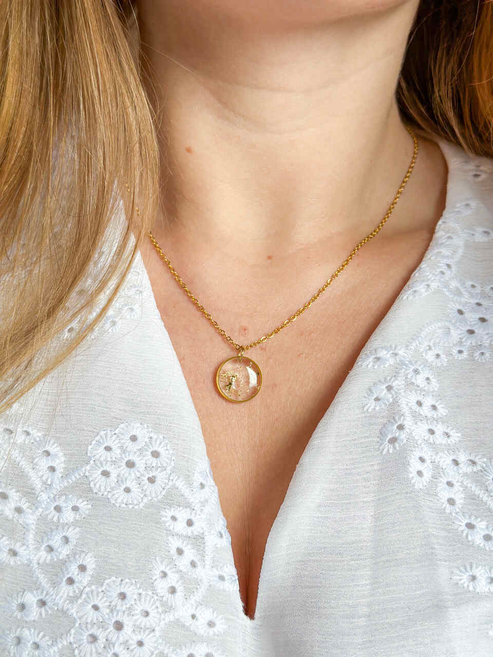 naszyjnik z prawdziwych kwiatów zalanych żywicą epoksydową, biżuteria z suszonymi kwiatami, ręcznie robiony naszyjnik z suszonych kwiatów, biżuteria z żywicy epoksydowej i suszonych kwiatów, pomysł na prezent, biżuteria z kwiatami zalanymi żywicą, kwiaty w żywicy epoksydowej