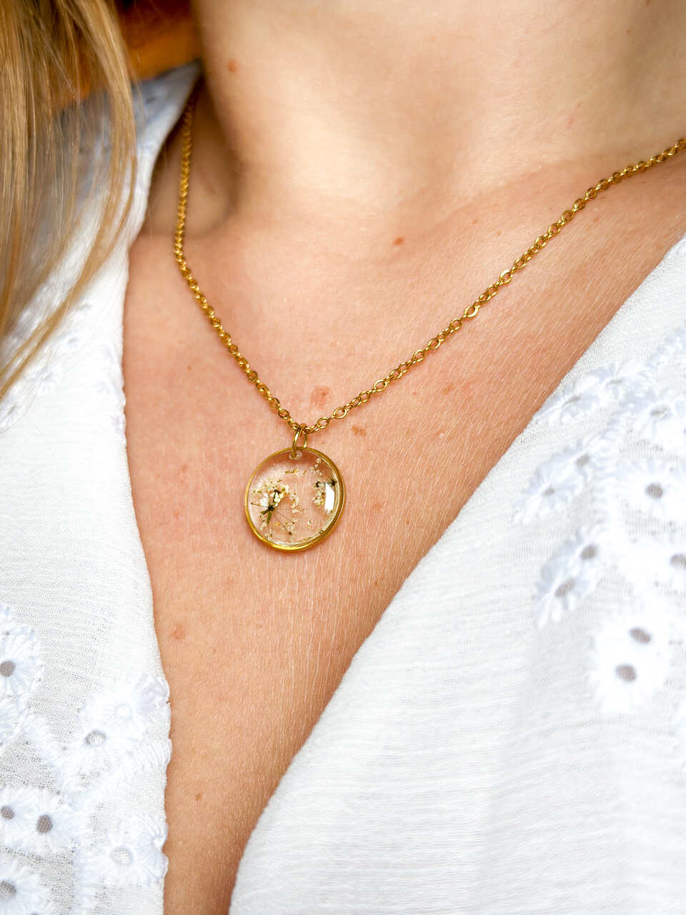 naszyjnik z prawdziwych kwiatów zalanych żywicą epoksydową, biżuteria z suszonymi kwiatami, ręcznie robiony naszyjnik z suszonych kwiatów, biżuteria z żywicy epoksydowej i suszonych kwiatów, pomysł na prezent, biżuteria z kwiatami zalanymi żywicą, kwiaty w żywicy epoksydowej