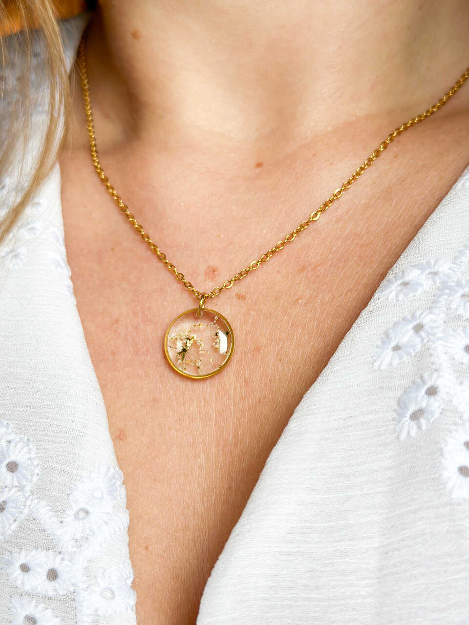 naszyjnik z prawdziwych kwiatów zalanych żywicą epoksydową, biżuteria z suszonymi kwiatami, ręcznie robiony naszyjnik z suszonych kwiatów, biżuteria z żywicy epoksydowej i suszonych kwiatów, pomysł na prezent, biżuteria z kwiatami zalanymi żywicą, kwiaty w żywicy epoksydowej