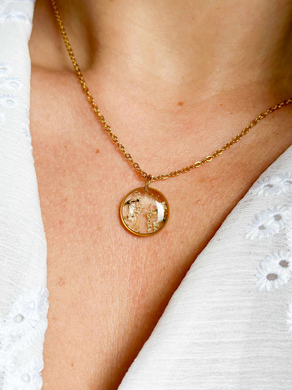 naszyjnik z prawdziwych kwiatów zalanych żywicą epoksydową, biżuteria z suszonymi kwiatami, ręcznie robiony naszyjnik z suszonych kwiatów, biżuteria z żywicy epoksydowej i suszonych kwiatów, pomysł na prezent, biżuteria z kwiatami zalanymi żywicą, kwiaty w żywicy epoksydowej