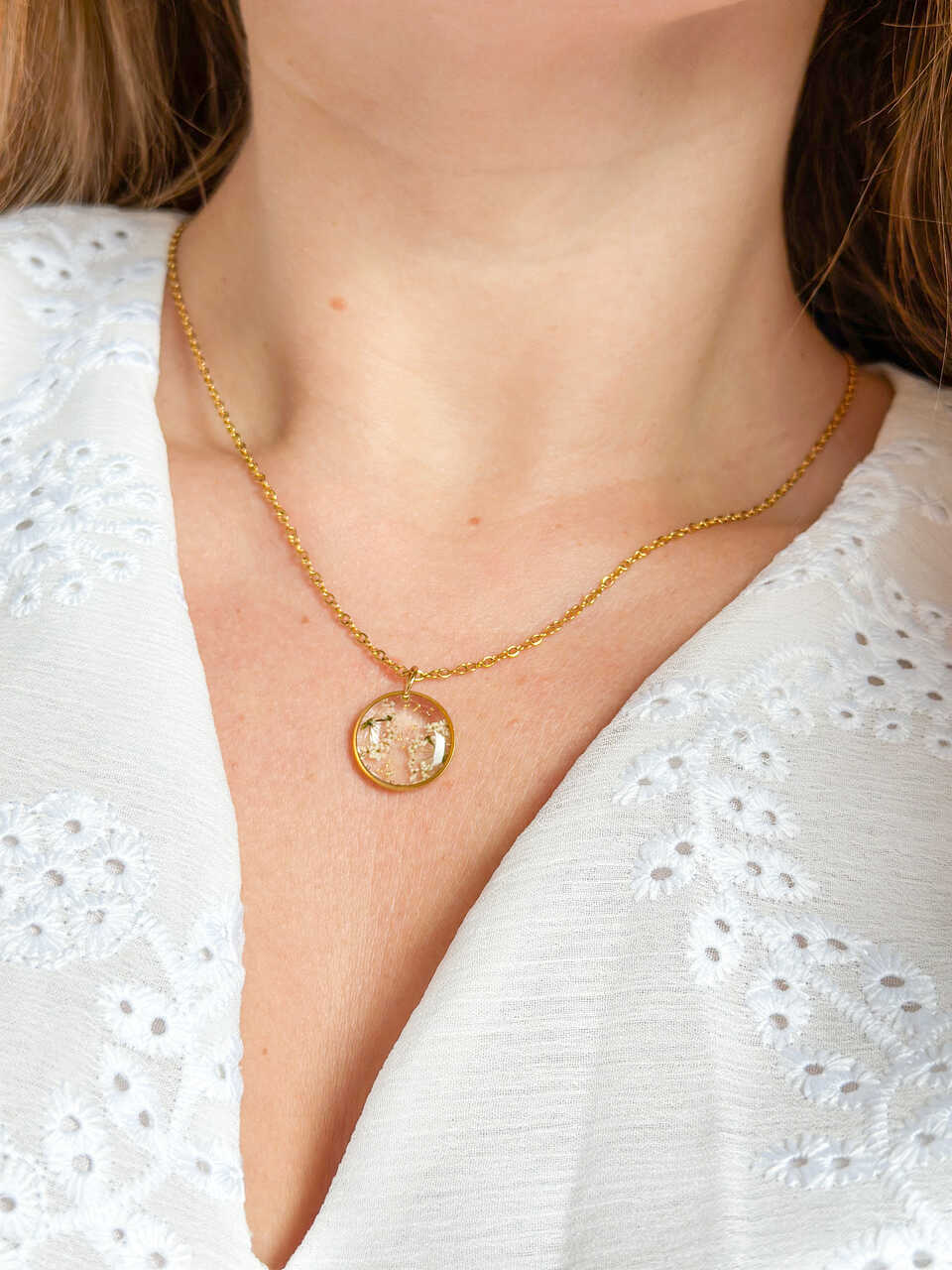 naszyjnik z prawdziwych kwiatów zalanych żywicą epoksydową, biżuteria z suszonymi kwiatami, ręcznie robiony naszyjnik z suszonych kwiatów, biżuteria z żywicy epoksydowej i suszonych kwiatów, pomysł na prezent, biżuteria z kwiatami zalanymi żywicą, kwiaty w żywicy epoksydowej