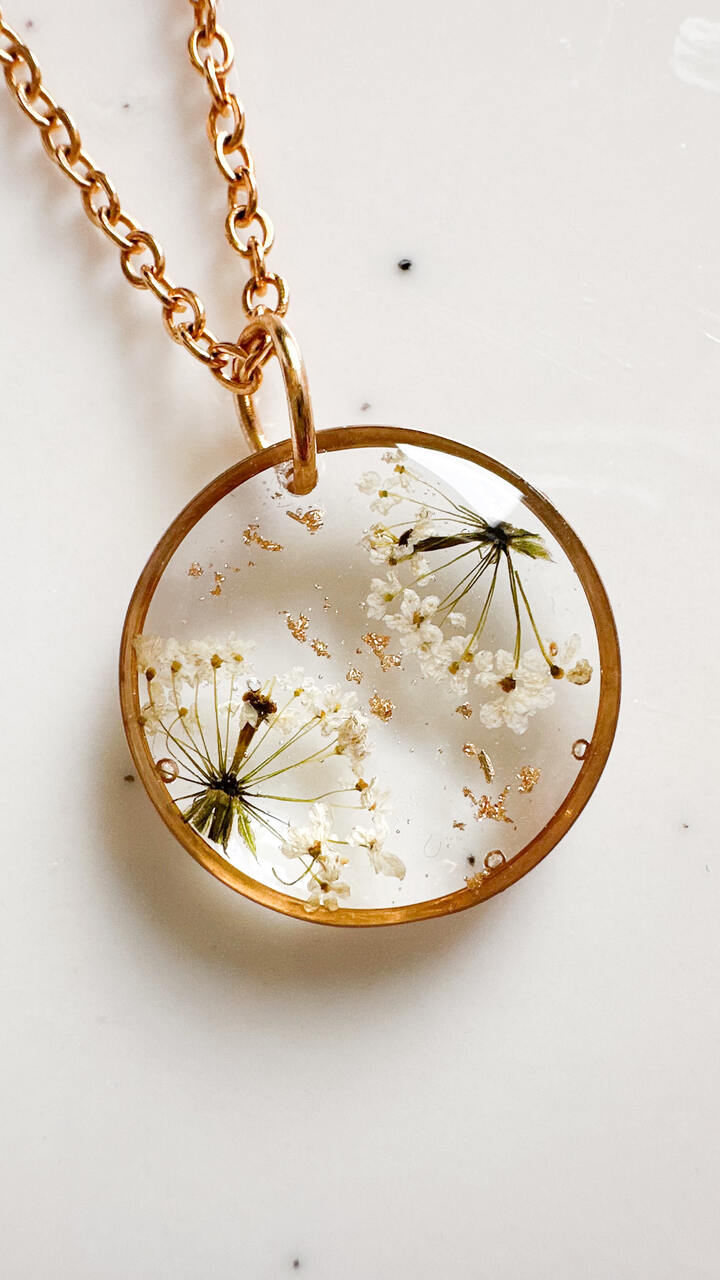 naszyjnik z prawdziwych kwiatów zalanych żywicą epoksydową, biżuteria z suszonymi kwiatami, ręcznie robiony naszyjnik z suszonych kwiatów, biżuteria z żywicy epoksydowej i suszonych kwiatów, pomysł na prezent, biżuteria z kwiatami zalanymi żywicą, kwiaty w żywicy epoksydowej