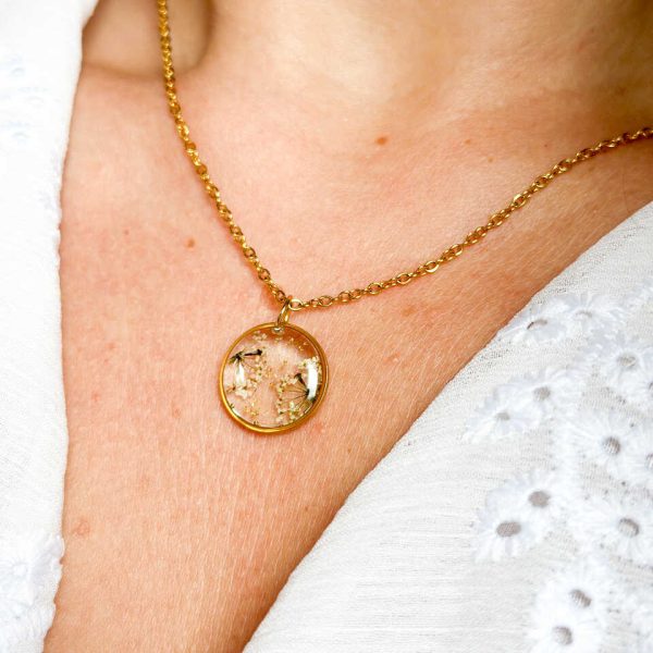 naszyjnik z prawdziwych kwiatów zalanych żywicą epoksydową, biżuteria z suszonymi kwiatami, ręcznie robiony naszyjnik z suszonych kwiatów, biżuteria z żywicy epoksydowej i suszonych kwiatów, pomysł na prezent, biżuteria z kwiatami zalanymi żywicą, kwiaty w żywicy epoksydowej