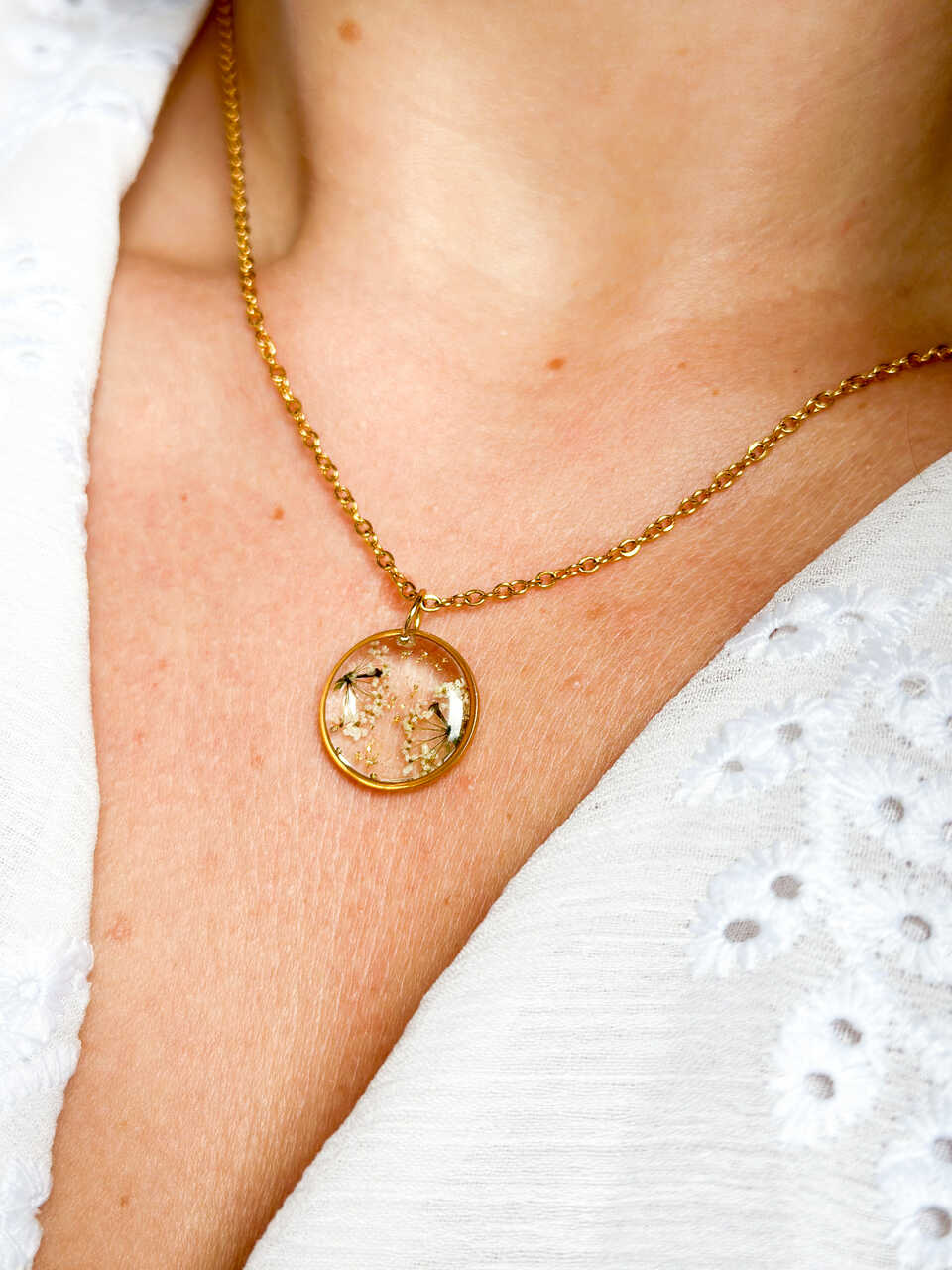 naszyjnik z prawdziwych kwiatów zalanych żywicą epoksydową, biżuteria z suszonymi kwiatami, ręcznie robiony naszyjnik z suszonych kwiatów, biżuteria z żywicy epoksydowej i suszonych kwiatów, pomysł na prezent, biżuteria z kwiatami zalanymi żywicą, kwiaty w żywicy epoksydowej