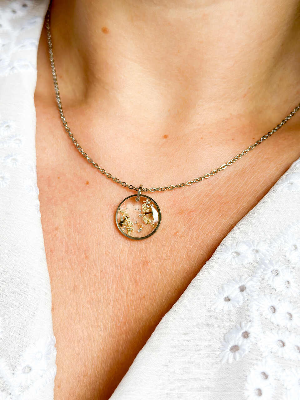 naszyjnik z prawdziwych kwiatów zalanych żywicą epoksydową, biżuteria z suszonymi kwiatami, ręcznie robiony naszyjnik z suszonych kwiatów, biżuteria z żywicy epoksydowej i suszonych kwiatów, pomysł na prezent, biżuteria z kwiatami zalanymi żywicą, kwiaty w żywicy epoksydowej, naszyjnik srebrny, biżuteria handmade, naszyjnik z kwiatami, biżuteria artystyczna, biżuteria z natury, naszyjnik handmade, naturalna biżuteria, delikatny naszyjnik, elegancki naszyjnik, prezent dla niej