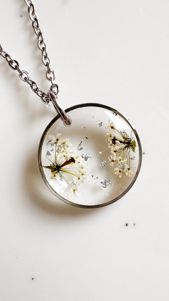 naszyjnik z prawdziwych kwiatów zalanych żywicą epoksydową, biżuteria z suszonymi kwiatami, ręcznie robiony naszyjnik z suszonych kwiatów, biżuteria z żywicy epoksydowej i suszonych kwiatów, pomysł na prezent, biżuteria z kwiatami zalanymi żywicą, kwiaty w żywicy epoksydowej, naszyjnik srebrny, biżuteria handmade, naszyjnik z kwiatami, biżuteria artystyczna, biżuteria z natury, naszyjnik handmade, naturalna biżuteria, delikatny naszyjnik, elegancki naszyjnik, prezent dla niej