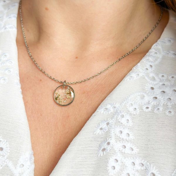 naszyjnik z prawdziwych kwiatów zalanych żywicą epoksydową, biżuteria z suszonymi kwiatami, ręcznie robiony naszyjnik z suszonych kwiatów, biżuteria z żywicy epoksydowej i suszonych kwiatów, pomysł na prezent, biżuteria z kwiatami zalanymi żywicą, kwiaty w żywicy epoksydowej, naszyjnik srebrny, biżuteria handmade, naszyjnik z kwiatami, biżuteria artystyczna, biżuteria z natury, naszyjnik handmade, naturalna biżuteria, delikatny naszyjnik, elegancki naszyjnik, prezent dla niej