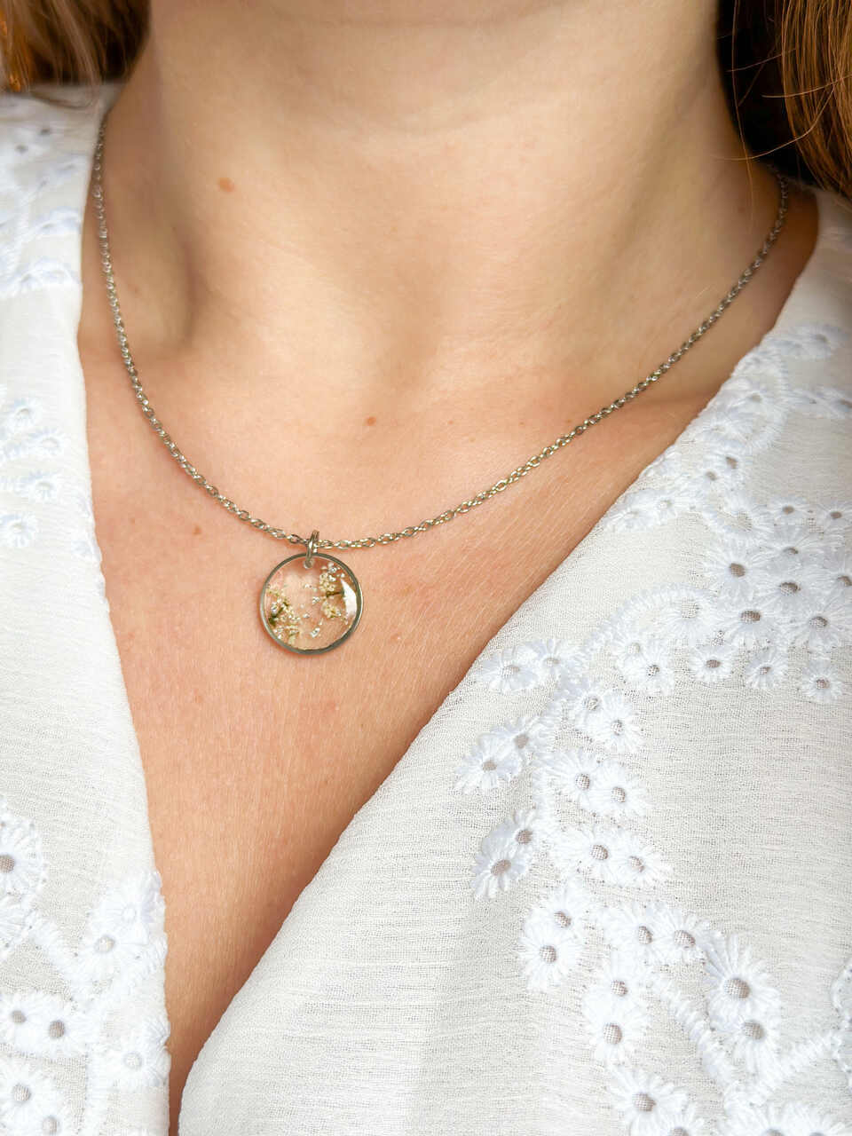 naszyjnik z prawdziwych kwiatów zalanych żywicą epoksydową, biżuteria z suszonymi kwiatami, ręcznie robiony naszyjnik z suszonych kwiatów, biżuteria z żywicy epoksydowej i suszonych kwiatów, pomysł na prezent, biżuteria z kwiatami zalanymi żywicą, kwiaty w żywicy epoksydowej, naszyjnik srebrny, biżuteria handmade, naszyjnik z kwiatami, biżuteria artystyczna, biżuteria z natury, naszyjnik handmade, naturalna biżuteria, delikatny naszyjnik, elegancki naszyjnik, prezent dla niej