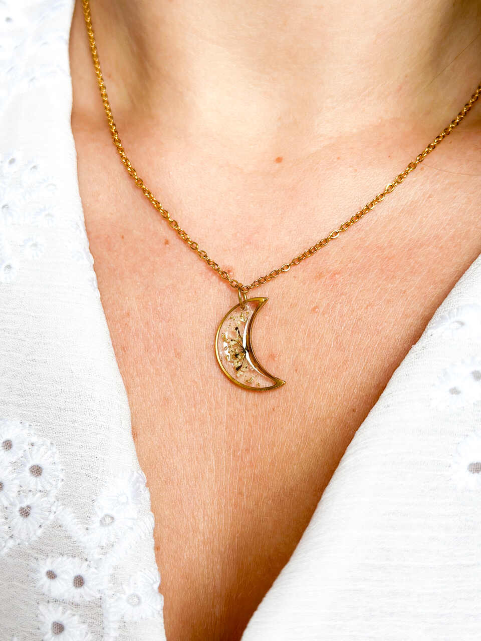 naszyjnik z żywicy, naszyjnik księżyc, naszyjnik z kwiatami, biżuteria z żywicy, naszyjnik handmade, naszyjnik z prawdziwymi kwiatami, kwiaty marchwi zwyczajnej, biżuteria artystyczna, naszyjnik złoty, biżuteria z natury, ręcznie robiony naszyjnik, naturalna biżuteria, stal chirurgiczna złota, naszyjnik półksiężyc, delikatny naszyjnik, prezent dla niej, elegancki naszyjnik, biżuteria handmade, kwiaty w żywicy, naszyjnik romantyczny