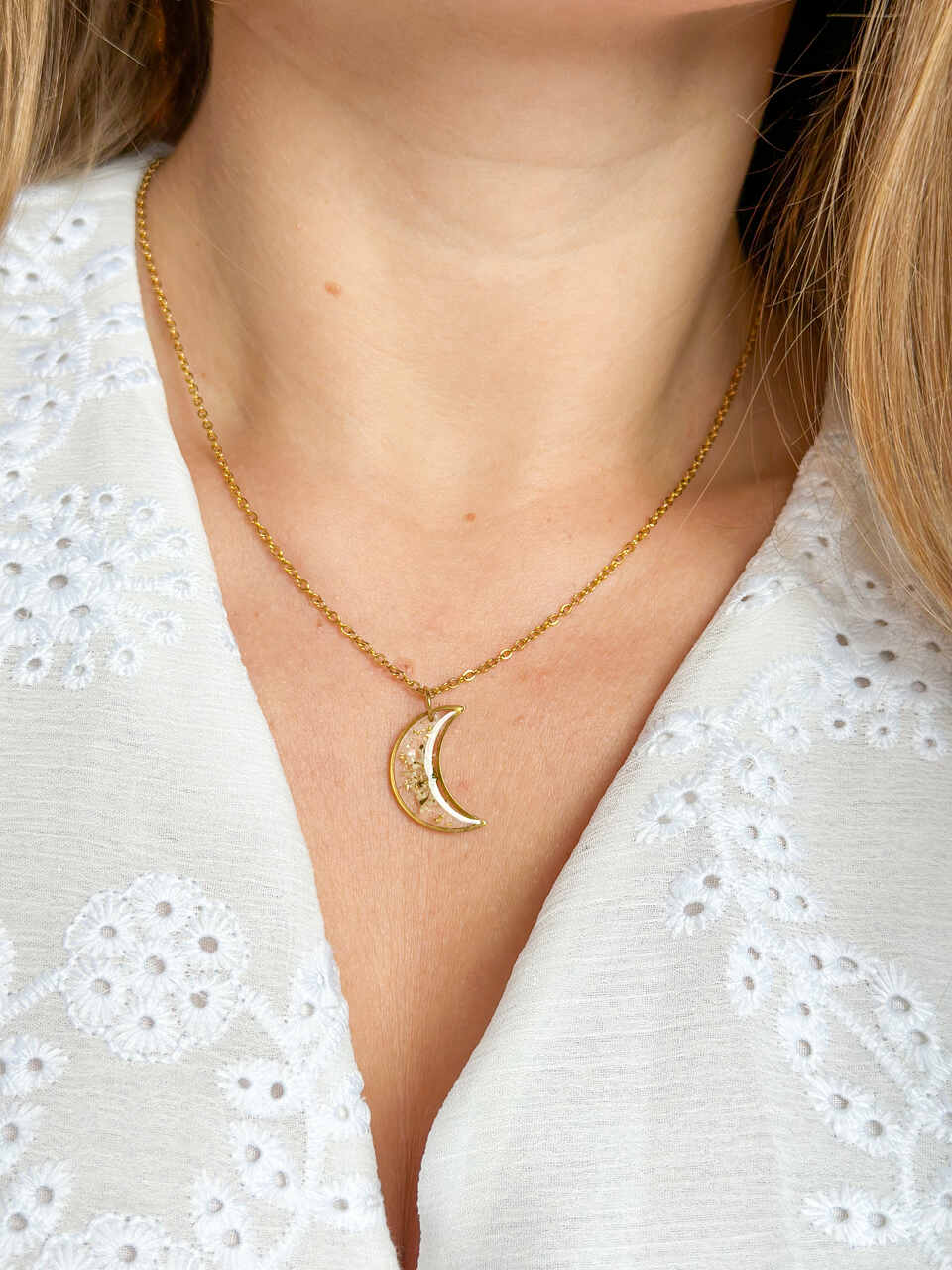 naszyjnik z żywicy, naszyjnik księżyc, naszyjnik z kwiatami, biżuteria z żywicy, naszyjnik handmade, naszyjnik z prawdziwymi kwiatami, kwiaty marchwi zwyczajnej, biżuteria artystyczna, naszyjnik złoty, biżuteria z natury, ręcznie robiony naszyjnik, naturalna biżuteria, stal chirurgiczna złota, naszyjnik półksiężyc, delikatny naszyjnik, prezent dla niej, elegancki naszyjnik, biżuteria handmade, kwiaty w żywicy, naszyjnik romantyczny