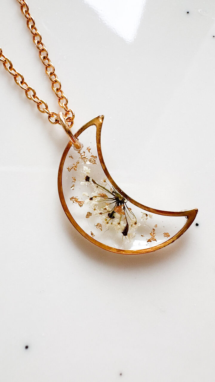 naszyjnik z żywicy, naszyjnik księżyc, naszyjnik z kwiatami, biżuteria z żywicy, naszyjnik handmade, naszyjnik z prawdziwymi kwiatami, kwiaty marchwi zwyczajnej, biżuteria artystyczna, naszyjnik złoty, biżuteria z natury, ręcznie robiony naszyjnik, naturalna biżuteria, stal chirurgiczna złota, naszyjnik półksiężyc, delikatny naszyjnik, prezent dla niej, elegancki naszyjnik, biżuteria handmade, kwiaty w żywicy, naszyjnik romantyczny