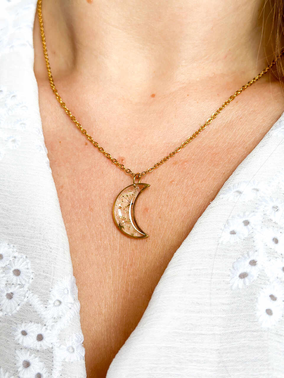 naszyjnik z żywicy, naszyjnik księżyc, naszyjnik z kwiatami, biżuteria z żywicy, naszyjnik handmade, naszyjnik z prawdziwymi kwiatami, kwiaty marchwi zwyczajnej, biżuteria artystyczna, naszyjnik złoty, biżuteria z natury, ręcznie robiony naszyjnik, naturalna biżuteria, stal chirurgiczna złota, naszyjnik półksiężyc, delikatny naszyjnik, prezent dla niej, elegancki naszyjnik, biżuteria handmade, kwiaty w żywicy, naszyjnik romantyczny