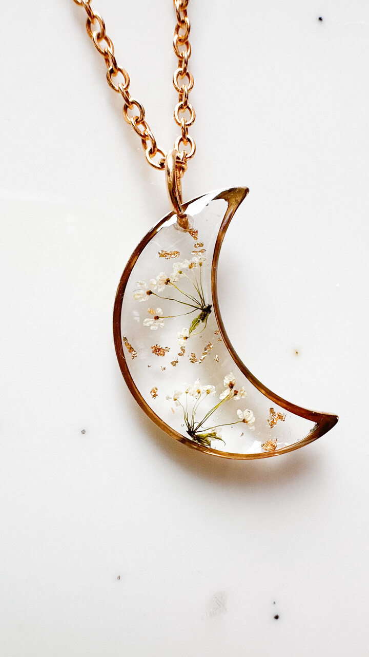 naszyjnik z żywicy, naszyjnik księżyc, naszyjnik z kwiatami, biżuteria z żywicy, naszyjnik handmade, naszyjnik z prawdziwymi kwiatami, kwiaty marchwi zwyczajnej, biżuteria artystyczna, naszyjnik złoty, biżuteria z natury, ręcznie robiony naszyjnik, naturalna biżuteria, stal chirurgiczna złota, naszyjnik półksiężyc, delikatny naszyjnik, prezent dla niej, elegancki naszyjnik, biżuteria handmade, kwiaty w żywicy, naszyjnik romantyczny
