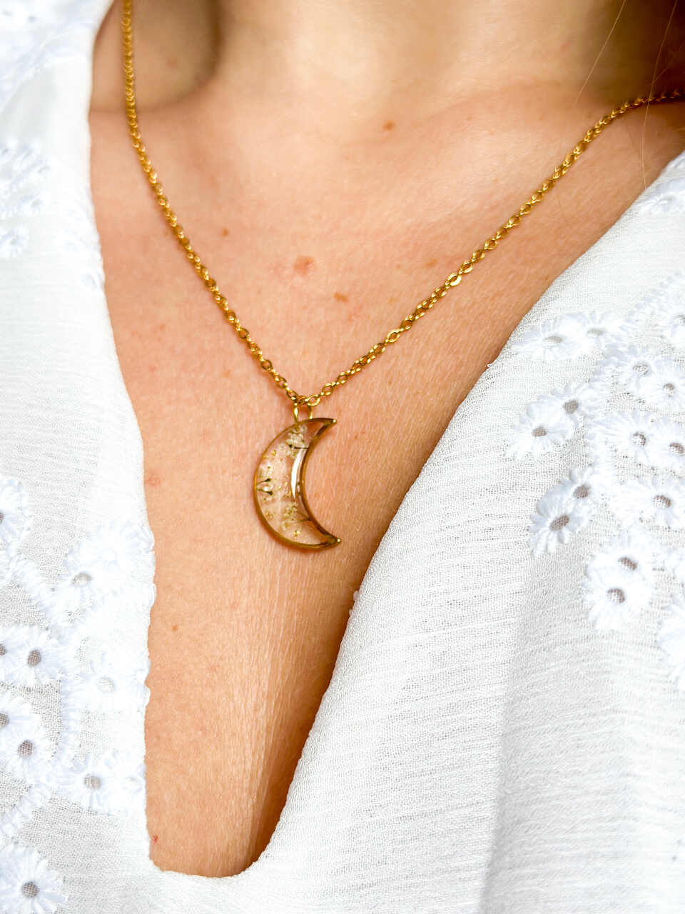 naszyjnik z żywicy, naszyjnik księżyc, naszyjnik z kwiatami, biżuteria z żywicy, naszyjnik handmade, naszyjnik z prawdziwymi kwiatami, kwiaty marchwi zwyczajnej, biżuteria artystyczna, naszyjnik złoty, biżuteria z natury, ręcznie robiony naszyjnik, naturalna biżuteria, stal chirurgiczna złota, naszyjnik półksiężyc, delikatny naszyjnik, prezent dla niej, elegancki naszyjnik, biżuteria handmade, kwiaty w żywicy, naszyjnik romantyczny