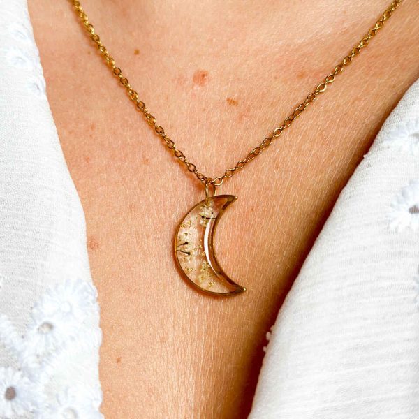 naszyjnik z żywicy, naszyjnik księżyc, naszyjnik z kwiatami, biżuteria z żywicy, naszyjnik handmade, naszyjnik z prawdziwymi kwiatami, kwiaty marchwi zwyczajnej, biżuteria artystyczna, naszyjnik złoty, biżuteria z natury, ręcznie robiony naszyjnik, naturalna biżuteria, stal chirurgiczna złota, naszyjnik półksiężyc, delikatny naszyjnik, prezent dla niej, elegancki naszyjnik, biżuteria handmade, kwiaty w żywicy, naszyjnik romantyczny