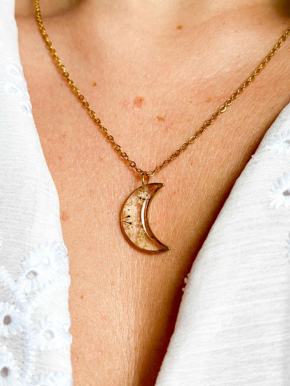 naszyjnik z żywicy, naszyjnik księżyc, naszyjnik z kwiatami, biżuteria z żywicy, naszyjnik handmade, naszyjnik z prawdziwymi kwiatami, kwiaty marchwi zwyczajnej, biżuteria artystyczna, naszyjnik złoty, biżuteria z natury, ręcznie robiony naszyjnik, naturalna biżuteria, stal chirurgiczna złota, naszyjnik półksiężyc, delikatny naszyjnik, prezent dla niej, elegancki naszyjnik, biżuteria handmade, kwiaty w żywicy, naszyjnik romantyczny