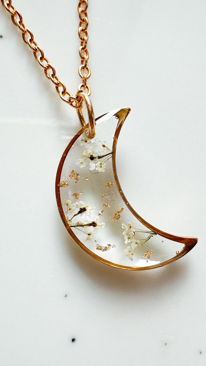 naszyjnik z żywicy, naszyjnik księżyc, naszyjnik z kwiatami, biżuteria z żywicy, naszyjnik handmade, naszyjnik z prawdziwymi kwiatami, kwiaty marchwi zwyczajnej, biżuteria artystyczna, naszyjnik złoty, biżuteria z natury, ręcznie robiony naszyjnik, naturalna biżuteria, stal chirurgiczna złota, naszyjnik półksiężyc, delikatny naszyjnik, prezent dla niej, elegancki naszyjnik, biżuteria handmade, kwiaty w żywicy, naszyjnik romantyczny