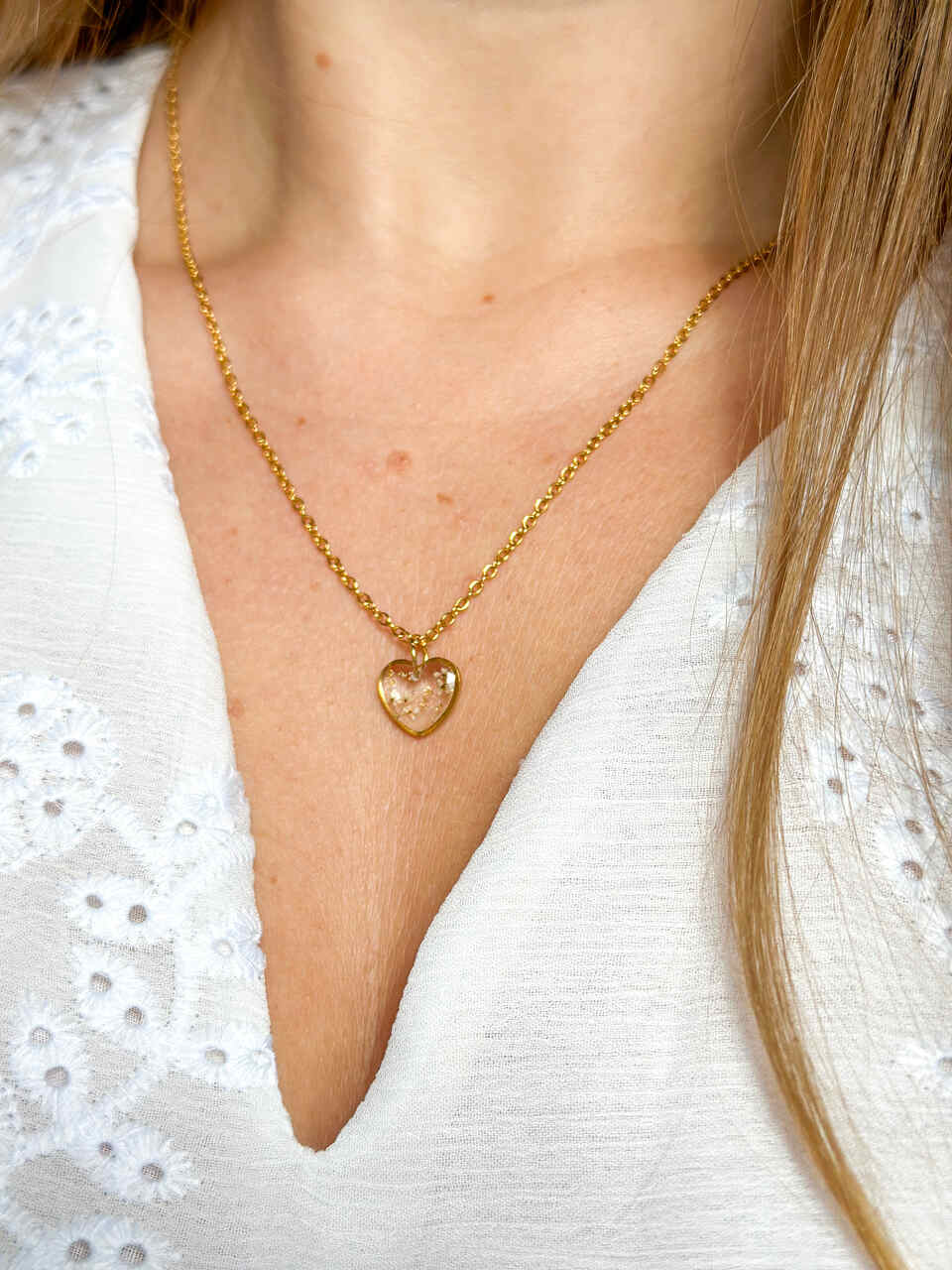 naszyjnik z prawdziwych kwiatów zalanych żywicą epoksydową, biżuteria z suszonymi kwiatami, ręcznie robiony naszyjnik z suszonych kwiatów, biżuteria z żywicy epoksydowej i suszonych kwiatów, biżuteria z kwiatami zalanymi żywicą, kwiaty w żywicy epoksydowej, pomysł na prezent, złoty naszyjnik z sercem, biżuteria handmade, naturalna biżuteria