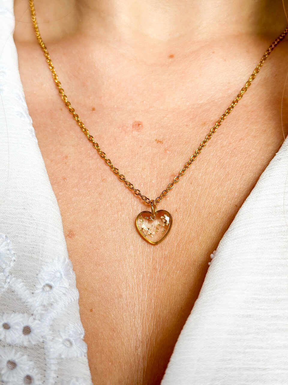 naszyjnik z prawdziwych kwiatów zalanych żywicą epoksydową, biżuteria z suszonymi kwiatami, ręcznie robiony naszyjnik z suszonych kwiatów, biżuteria z żywicy epoksydowej i suszonych kwiatów, biżuteria z kwiatami zalanymi żywicą, kwiaty w żywicy epoksydowej, pomysł na prezent, złoty naszyjnik z sercem, biżuteria handmade, naturalna biżuteria