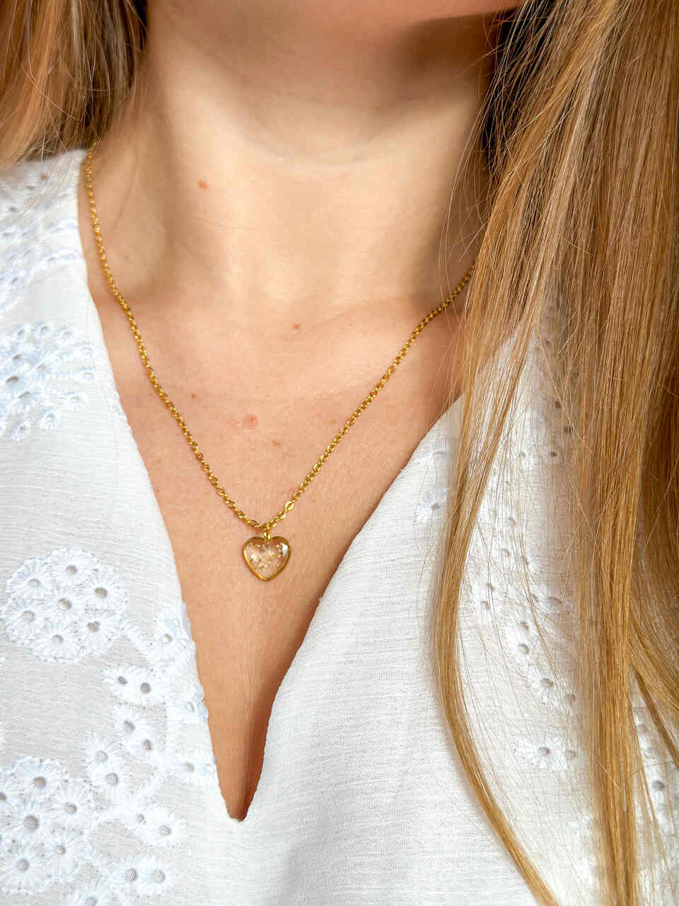 naszyjnik z prawdziwych kwiatów zalanych żywicą epoksydową, biżuteria z suszonymi kwiatami, ręcznie robiony naszyjnik z suszonych kwiatów, biżuteria z żywicy epoksydowej i suszonych kwiatów, biżuteria z kwiatami zalanymi żywicą, kwiaty w żywicy epoksydowej, pomysł na prezent, złoty naszyjnik z sercem, biżuteria handmade, naturalna biżuteria