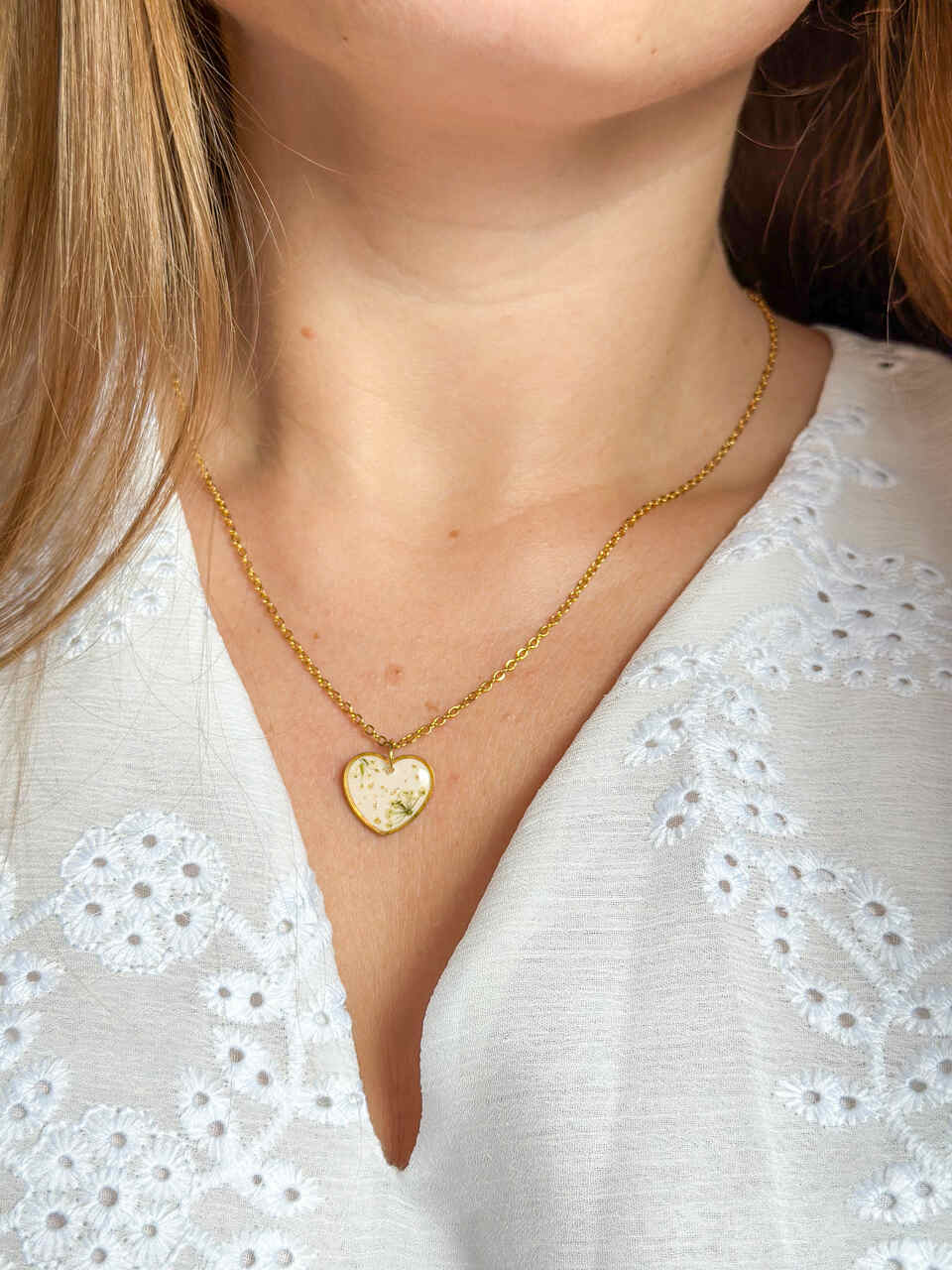 naszyjnik z prawdziwych kwiatów zalanych żywicą epoksydową, biżuteria z suszonymi kwiatami, ręcznie robiony naszyjnik z suszonych kwiatów, biżuteria z żywicy epoksydowej i suszonych kwiatów, biżuteria z kwiatami zalanymi żywicą, kwiaty w żywicy epoksydowej, pomysł na prezent, złoty naszyjnik z sercem, naszyjnik z brzoskwiniowym tłem, biżuteria handmade, naturalna biżuteria