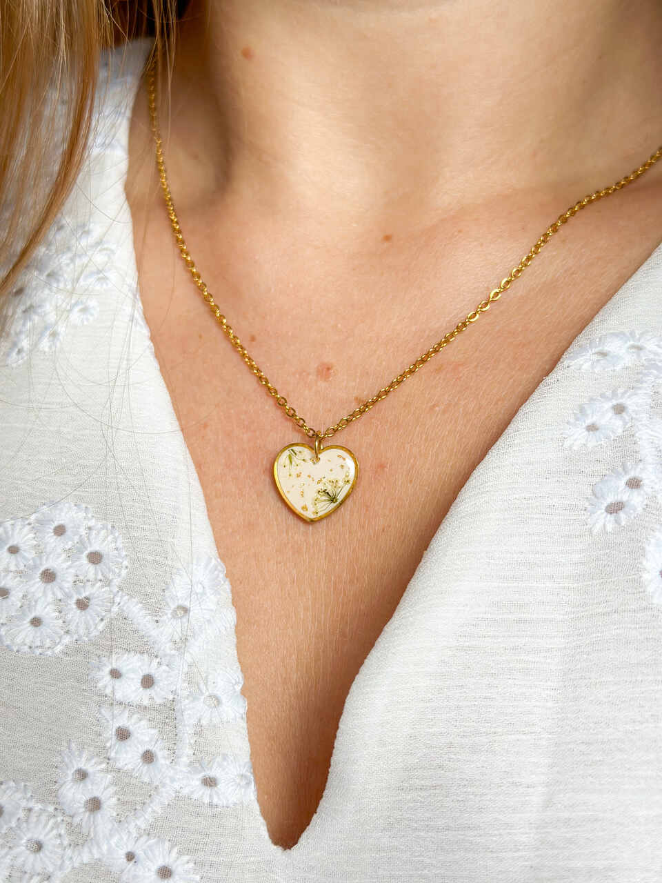 naszyjnik z prawdziwych kwiatów zalanych żywicą epoksydową, biżuteria z suszonymi kwiatami, ręcznie robiony naszyjnik z suszonych kwiatów, biżuteria z żywicy epoksydowej i suszonych kwiatów, biżuteria z kwiatami zalanymi żywicą, kwiaty w żywicy epoksydowej, pomysł na prezent, złoty naszyjnik z sercem, naszyjnik z brzoskwiniowym tłem, biżuteria handmade, naturalna biżuteria