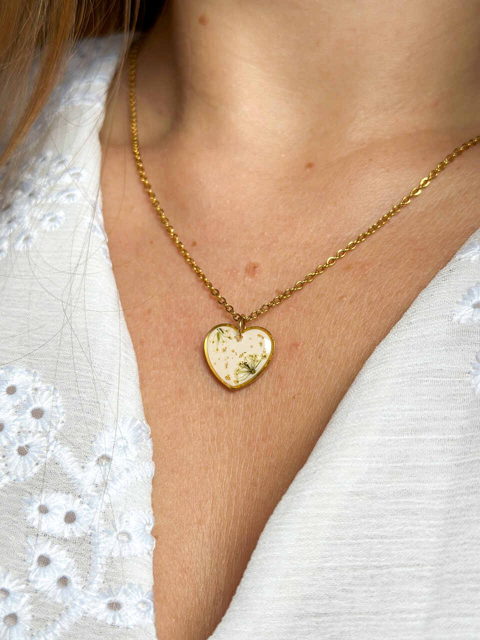 naszyjnik z prawdziwych kwiatów zalanych żywicą epoksydową, biżuteria z suszonymi kwiatami, ręcznie robiony naszyjnik z suszonych kwiatów, biżuteria z żywicy epoksydowej i suszonych kwiatów, biżuteria z kwiatami zalanymi żywicą, kwiaty w żywicy epoksydowej, pomysł na prezent, złoty naszyjnik z sercem, naszyjnik z brzoskwiniowym tłem, biżuteria handmade, naturalna biżuteria