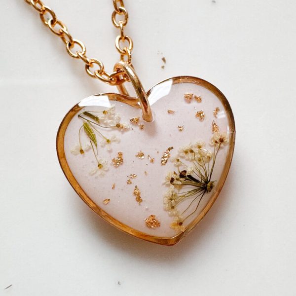 naszyjnik z prawdziwych kwiatów zalanych żywicą epoksydową, biżuteria z suszonymi kwiatami, ręcznie robiony naszyjnik z suszonych kwiatów, biżuteria z żywicy epoksydowej i suszonych kwiatów, biżuteria z kwiatami zalanymi żywicą, kwiaty w żywicy epoksydowej, pomysł na prezent, złoty naszyjnik z sercem, naszyjnik z brzoskwiniowym tłem, biżuteria handmade, naturalna biżuteria