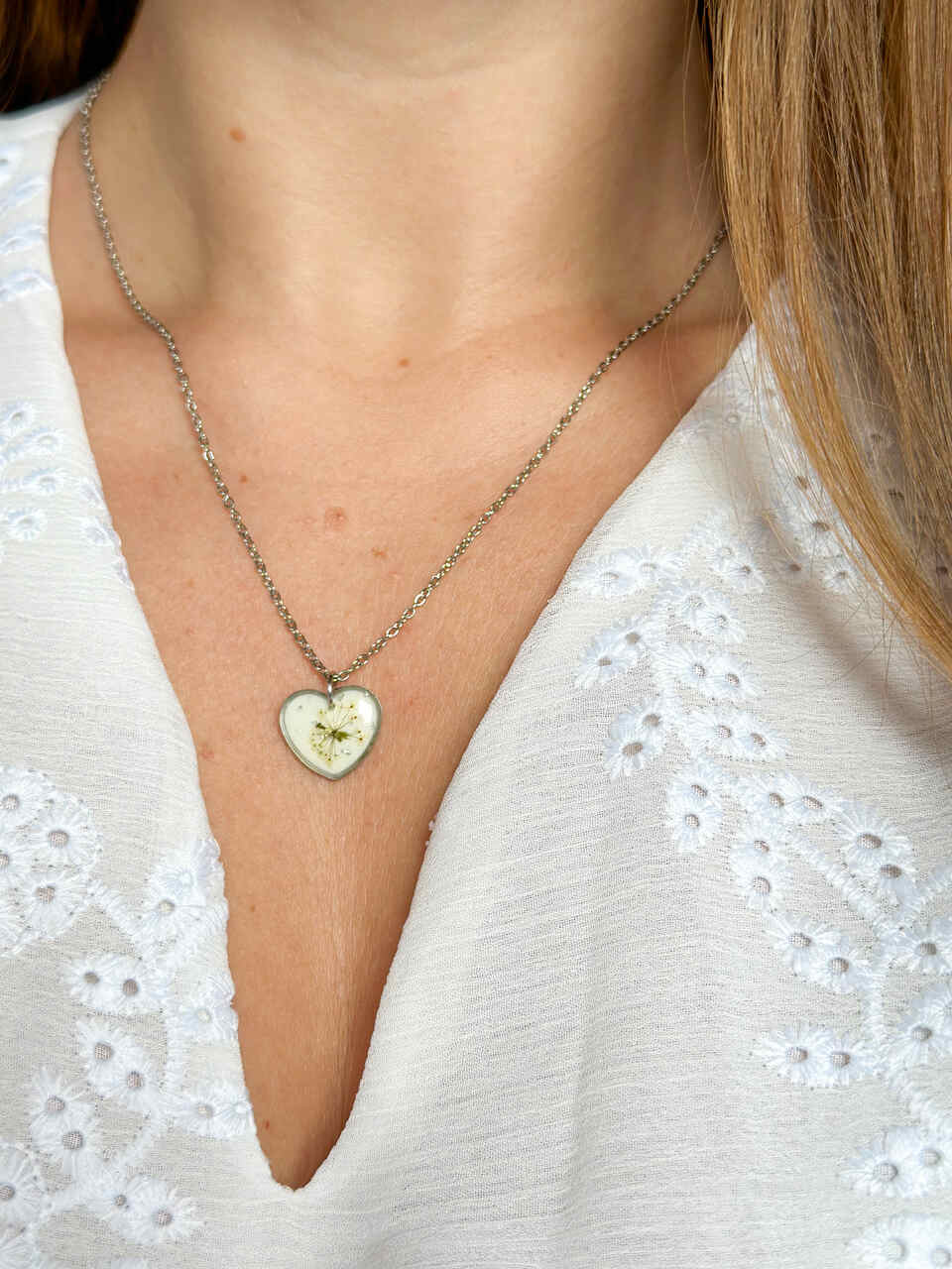 naszyjnik z prawdziwych kwiatów zalanych żywicą epoksydową, biżuteria z suszonymi kwiatami, ręcznie robiony naszyjnik z suszonych kwiatów, biżuteria z żywicy epoksydowej i suszonych kwiatów, biżuteria z kwiatami zalanymi żywicą, kwiaty w żywicy epoksydowej, pomysł na prezent, złoty naszyjnik z sercem, naszyjnik z brzoskwiniowym tłem, biżuteria handmade, naturalna biżuteria