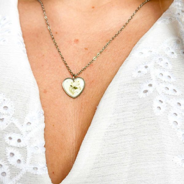 naszyjnik z prawdziwych kwiatów zalanych żywicą epoksydową, biżuteria z suszonymi kwiatami, ręcznie robiony naszyjnik z suszonych kwiatów, biżuteria z żywicy epoksydowej i suszonych kwiatów, biżuteria z kwiatami zalanymi żywicą, kwiaty w żywicy epoksydowej, pomysł na prezent, złoty naszyjnik z sercem, naszyjnik z brzoskwiniowym tłem, biżuteria handmade, naturalna biżuteria