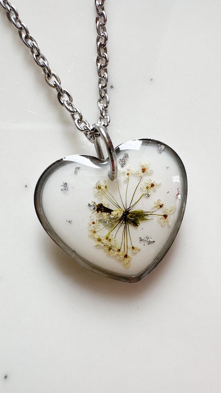 Naszyjnik z kwiatów marchwi zwyczajnej serduszko - obrazek 3