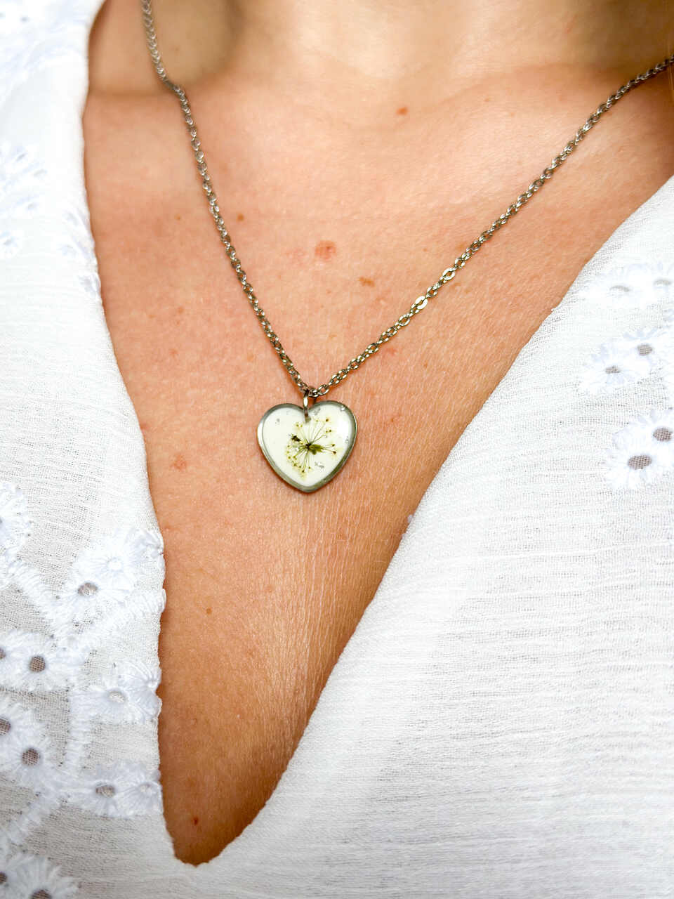 naszyjnik z prawdziwych kwiatów zalanych żywicą epoksydową, biżuteria z suszonymi kwiatami, ręcznie robiony naszyjnik z suszonych kwiatów, biżuteria z żywicy epoksydowej i suszonych kwiatów, biżuteria z kwiatami zalanymi żywicą, kwiaty w żywicy epoksydowej, pomysł na prezent, złoty naszyjnik z sercem, naszyjnik z brzoskwiniowym tłem, biżuteria handmade, naturalna biżuteria