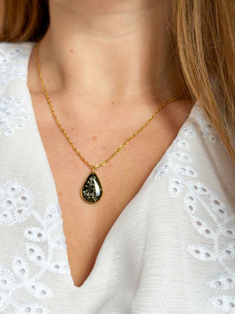 naszyjnik z prawdziwych kwiatów zalanych żywicą epoksydową, biżuteria z suszonymi kwiatami, ręcznie robiony naszyjnik z suszonych kwiatów, biżuteria z żywicy epoksydowej i suszonych kwiatów, biżuteria z kwiatami zalanymi żywicą, kwiaty w żywicy epoksydowej, pomysł na prezent, złoty naszyjnik łezka, naszyjnik z czarnym tłem, biżuteria handmade, naturalna biżuteria