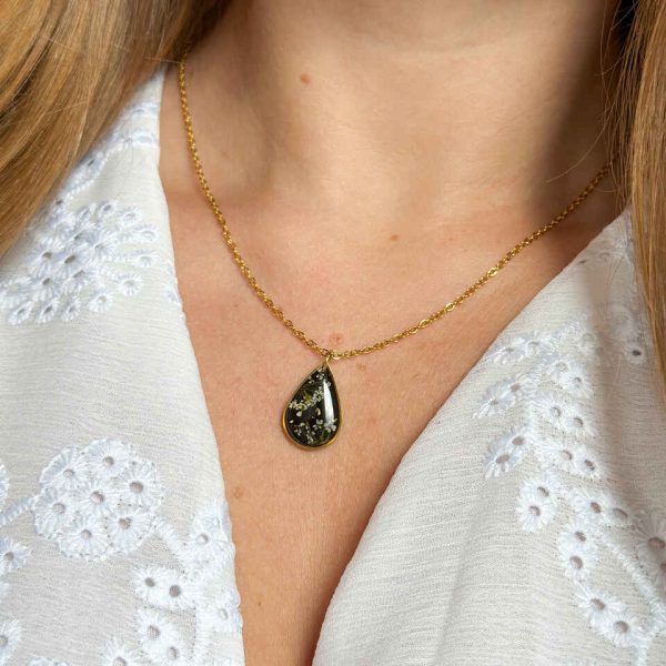 naszyjnik z prawdziwych kwiatów zalanych żywicą epoksydową, biżuteria z suszonymi kwiatami, ręcznie robiony naszyjnik z suszonych kwiatów, biżuteria z żywicy epoksydowej i suszonych kwiatów, biżuteria z kwiatami zalanymi żywicą, kwiaty w żywicy epoksydowej, pomysł na prezent, złoty naszyjnik łezka, naszyjnik z czarnym tłem, biżuteria handmade, naturalna biżuteria