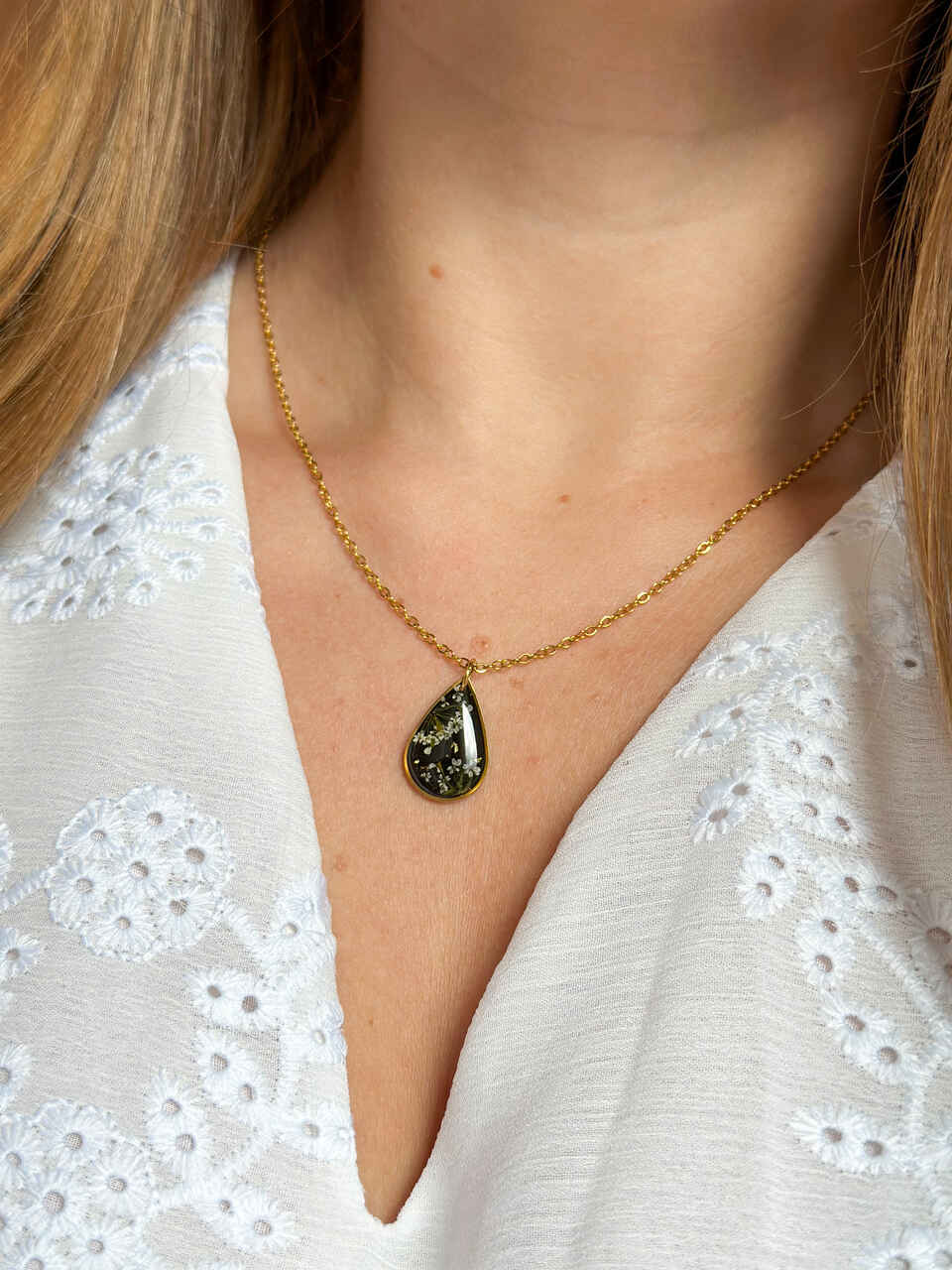 naszyjnik z prawdziwych kwiatów zalanych żywicą epoksydową, biżuteria z suszonymi kwiatami, ręcznie robiony naszyjnik z suszonych kwiatów, biżuteria z żywicy epoksydowej i suszonych kwiatów, biżuteria z kwiatami zalanymi żywicą, kwiaty w żywicy epoksydowej, pomysł na prezent, złoty naszyjnik łezka, naszyjnik z czarnym tłem, biżuteria handmade, naturalna biżuteria