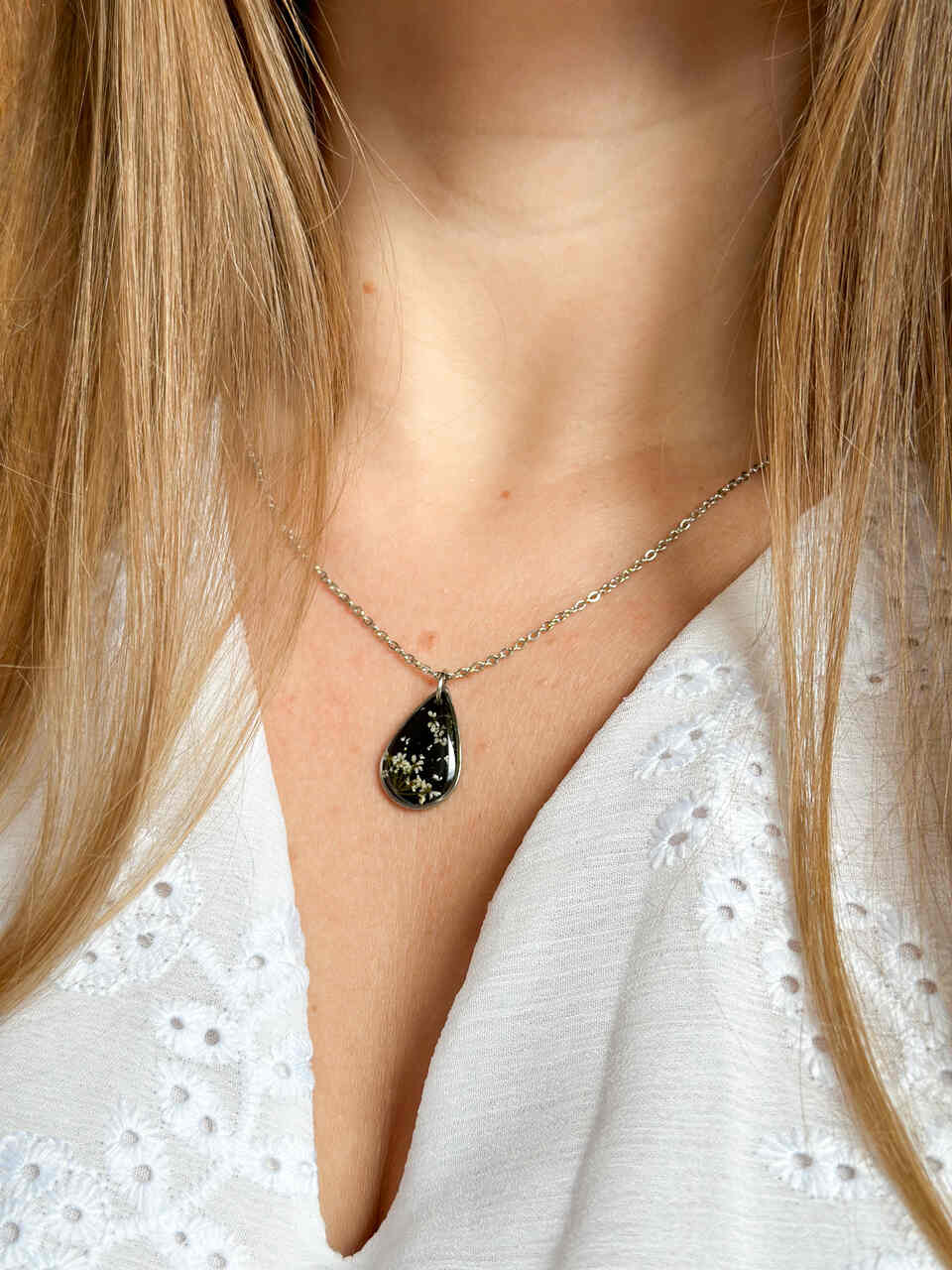 naszyjnik z prawdziwych kwiatów zalanych żywicą epoksydową, biżuteria z suszonymi kwiatami, ręcznie robiony naszyjnik z suszonych kwiatów, biżuteria z żywicy epoksydowej i suszonych kwiatów, biżuteria z kwiatami zalanymi żywicą, kwiaty w żywicy epoksydowej, pomysł na prezent, srebrny naszyjnik łezka, naszyjnik z czarnym tłem, biżuteria handmade, naturalna biżuteria