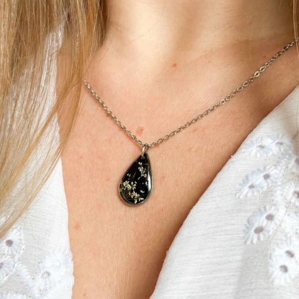 naszyjnik z prawdziwych kwiatów zalanych żywicą epoksydową, biżuteria z suszonymi kwiatami, ręcznie robiony naszyjnik z suszonych kwiatów, biżuteria z żywicy epoksydowej i suszonych kwiatów, biżuteria z kwiatami zalanymi żywicą, kwiaty w żywicy epoksydowej, pomysł na prezent, srebrny naszyjnik łezka, naszyjnik z czarnym tłem, biżuteria handmade, naturalna biżuteria