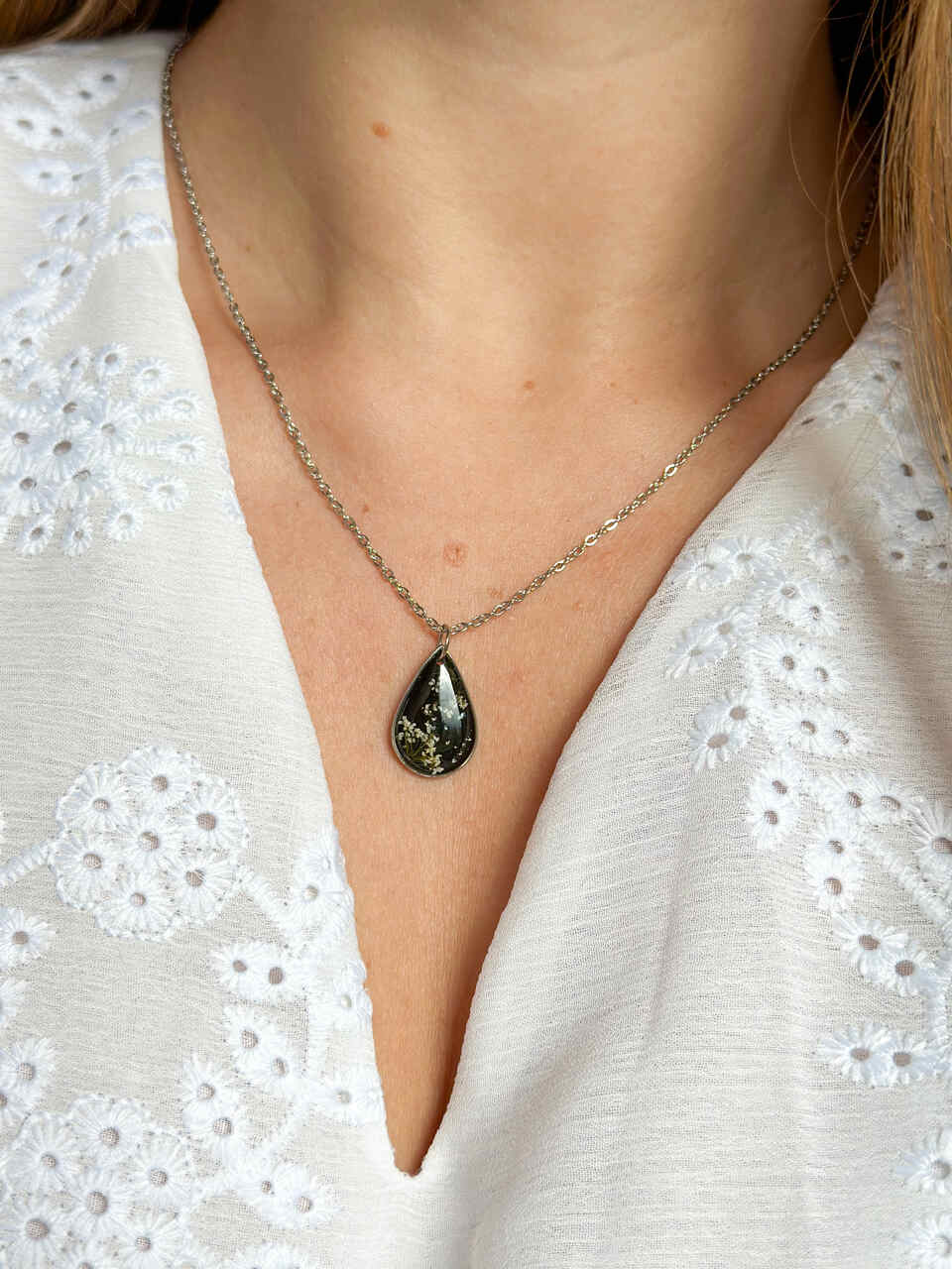 naszyjnik z prawdziwych kwiatów zalanych żywicą epoksydową, biżuteria z suszonymi kwiatami, ręcznie robiony naszyjnik z suszonych kwiatów, biżuteria z żywicy epoksydowej i suszonych kwiatów, biżuteria z kwiatami zalanymi żywicą, kwiaty w żywicy epoksydowej, pomysł na prezent, srebrny naszyjnik łezka, naszyjnik z czarnym tłem, biżuteria handmade, naturalna biżuteria