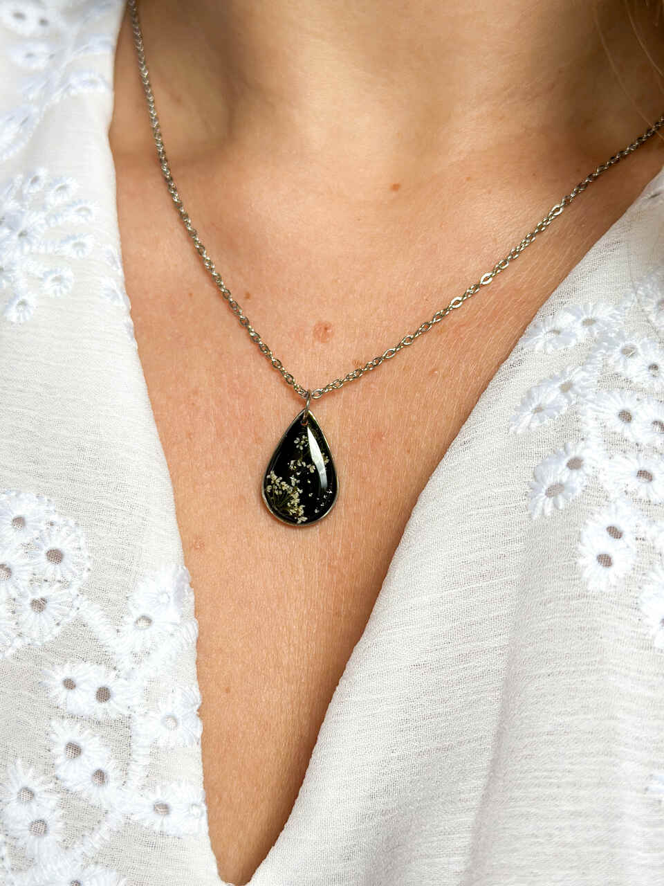 Naszyjnik z prawdziwych kwiatów marchwi zwyczajnej - obrazek 2