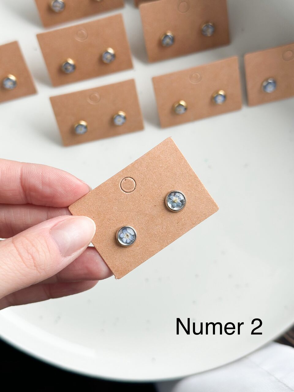 srebrne kolczyki z niezapominajkami, kolczyki z prawdziwymi kwiatami, biżuteria z suszonymi kwiatami, kolczyki z żywicy epoksydowej, ręcznie robione kolczyki z kwiatami, kolczyki z niebieskimi kwiatami, kolczyki sztyfty z żywicy, srebrna biżuteria z kwiatami, kolczyki z kwiatami zalanymi żywicą, biżuteria handmade, kwiaty w żywicy epoksydowej, biżuteria z niezapominajkami, pomysł na prezent dla niej, delikatne kolczyki z kwiatami, ręcznie robiona biżuteria z kwiatów