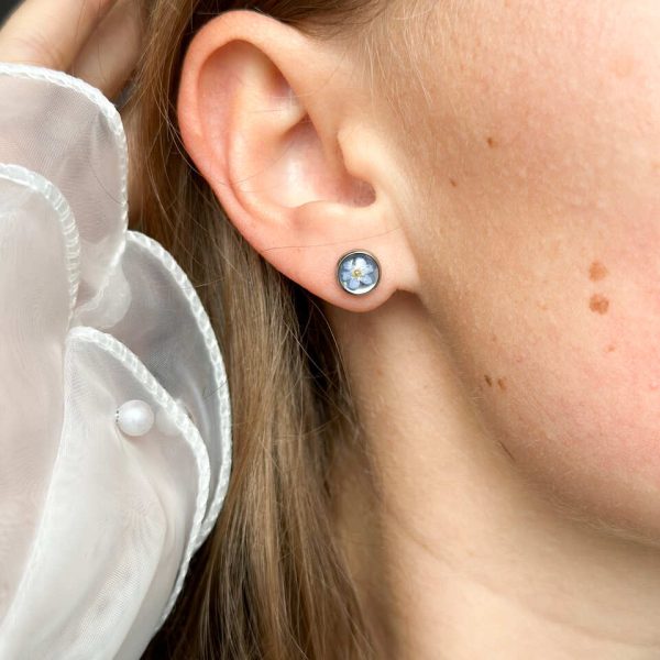 srebrne kolczyki z niezapominajkami, kolczyki z prawdziwymi kwiatami, biżuteria z suszonymi kwiatami, kolczyki z żywicy epoksydowej, ręcznie robione kolczyki z kwiatami, kolczyki z niebieskimi kwiatami, kolczyki sztyfty z żywicy, srebrna biżuteria z kwiatami, kolczyki z kwiatami zalanymi żywicą, biżuteria handmade, kwiaty w żywicy epoksydowej, biżuteria z niezapominajkami, pomysł na prezent dla niej, delikatne kolczyki z kwiatami, ręcznie robiona biżuteria z kwiatów