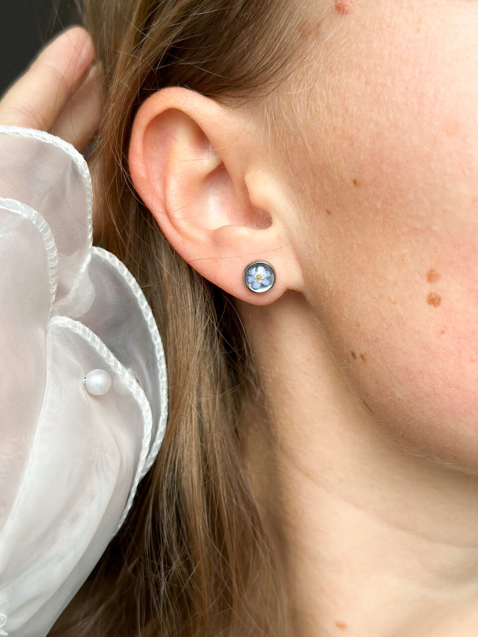 srebrne kolczyki z niezapominajkami, kolczyki z prawdziwymi kwiatami, biżuteria z suszonymi kwiatami, kolczyki z żywicy epoksydowej, ręcznie robione kolczyki z kwiatami, kolczyki z niebieskimi kwiatami, kolczyki sztyfty z żywicy, srebrna biżuteria z kwiatami, kolczyki z kwiatami zalanymi żywicą, biżuteria handmade, kwiaty w żywicy epoksydowej, biżuteria z niezapominajkami, pomysł na prezent dla niej, delikatne kolczyki z kwiatami, ręcznie robiona biżuteria z kwiatów