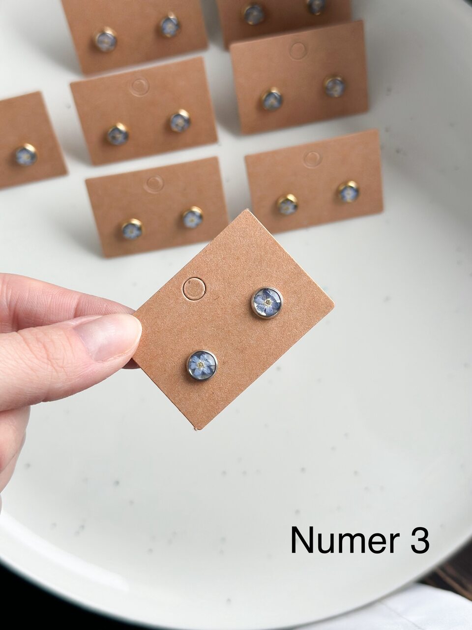 srebrne kolczyki z niezapominajkami, kolczyki z prawdziwymi kwiatami, biżuteria z suszonymi kwiatami, kolczyki z żywicy epoksydowej, ręcznie robione kolczyki z kwiatami, kolczyki z niebieskimi kwiatami, kolczyki sztyfty z żywicy, srebrna biżuteria z kwiatami, kolczyki z kwiatami zalanymi żywicą, biżuteria handmade, kwiaty w żywicy epoksydowej, biżuteria z niezapominajkami, pomysł na prezent dla niej, delikatne kolczyki z kwiatami, ręcznie robiona biżuteria z kwiatów