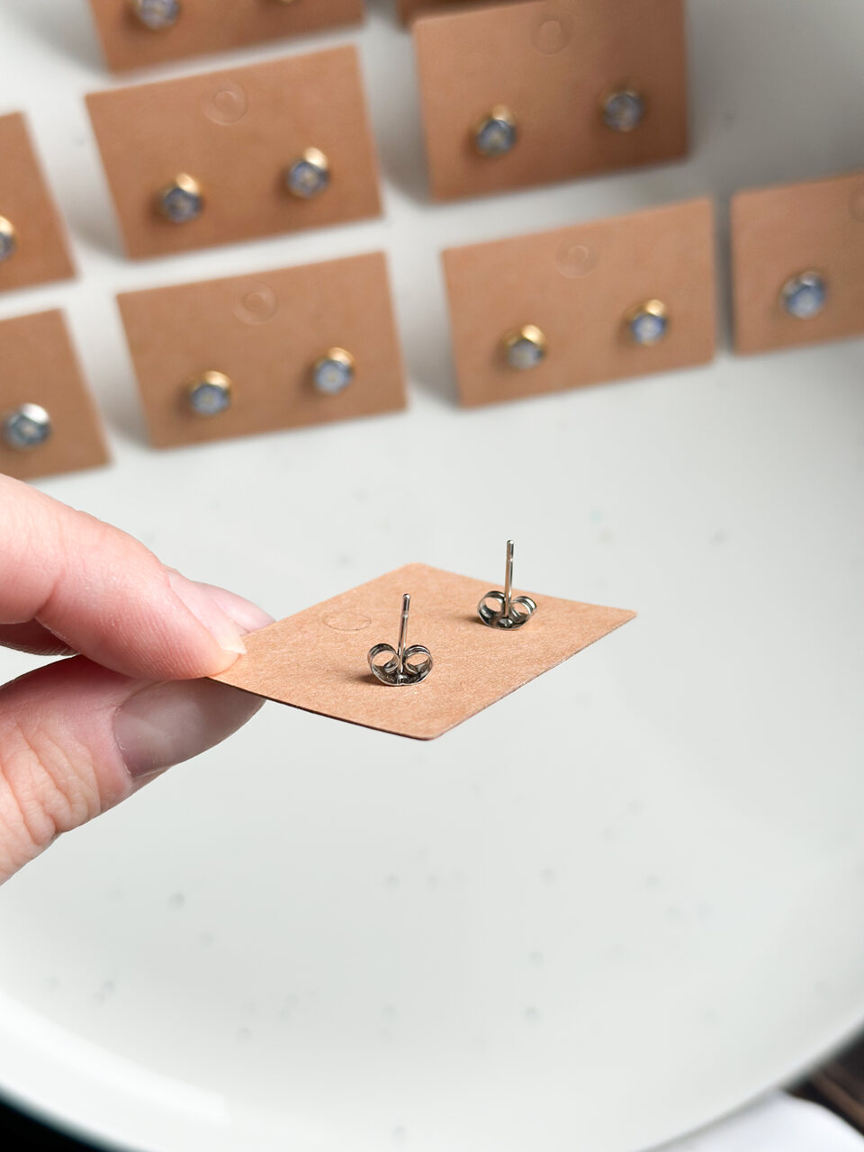 srebrne kolczyki z niezapominajkami, kolczyki z prawdziwymi kwiatami, biżuteria z suszonymi kwiatami, kolczyki z żywicy epoksydowej, ręcznie robione kolczyki z kwiatami, kolczyki z niebieskimi kwiatami, kolczyki sztyfty z żywicy, srebrna biżuteria z kwiatami, kolczyki z kwiatami zalanymi żywicą, biżuteria handmade, kwiaty w żywicy epoksydowej, biżuteria z niezapominajkami, pomysł na prezent dla niej, delikatne kolczyki z kwiatami, ręcznie robiona biżuteria z kwiatów