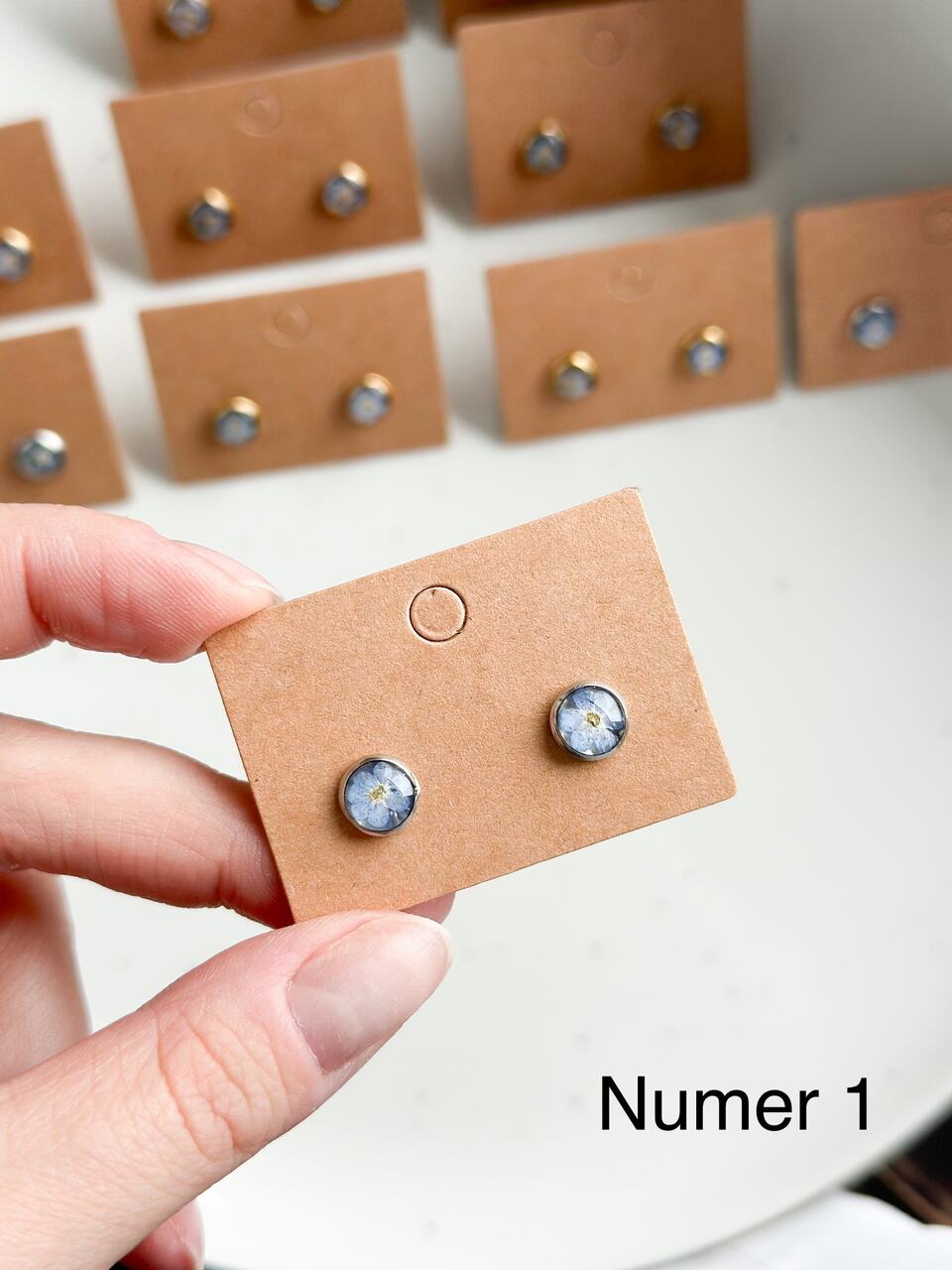 srebrne kolczyki z niezapominajkami, kolczyki z prawdziwymi kwiatami, biżuteria z suszonymi kwiatami, kolczyki z żywicy epoksydowej, ręcznie robione kolczyki z kwiatami, kolczyki z niebieskimi kwiatami, kolczyki sztyfty z żywicy, srebrna biżuteria z kwiatami, kolczyki z kwiatami zalanymi żywicą, biżuteria handmade, kwiaty w żywicy epoksydowej, biżuteria z niezapominajkami, pomysł na prezent dla niej, delikatne kolczyki z kwiatami, ręcznie robiona biżuteria z kwiatów