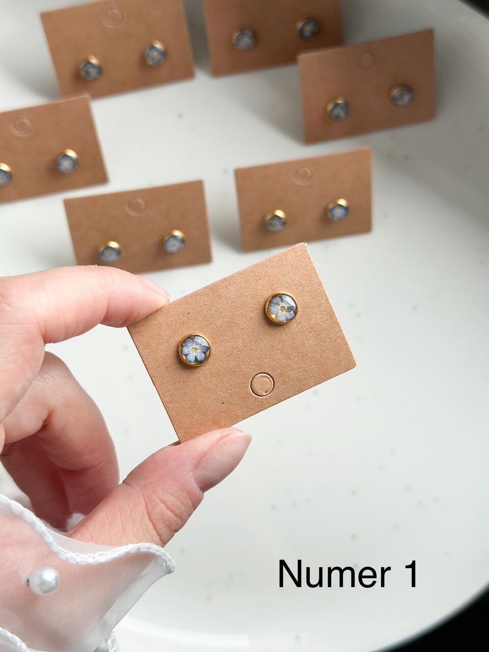 złote kolczyki z niezapominajkami, kolczyki z prawdziwymi kwiatami, biżuteria z suszonymi kwiatami, kolczyki z żywicy epoksydowej, ręcznie robione kolczyki z kwiatami, kolczyki z niebieskimi kwiatami, kolczyki sztyfty z żywicy, złota biżuteria z kwiatami, kolczyki z kwiatami zalanymi żywicą, biżuteria handmade, kwiaty w żywicy epoksydowej, biżuteria z niezapominajkami, pomysł na prezent dla niej, delikatne kolczyki z kwiatami, ręcznie robiona biżuteria z kwiatów