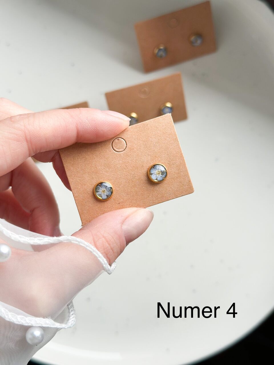 złote kolczyki z niezapominajkami, kolczyki z prawdziwymi kwiatami, biżuteria z suszonymi kwiatami, kolczyki z żywicy epoksydowej, ręcznie robione kolczyki z kwiatami, kolczyki z niebieskimi kwiatami, kolczyki sztyfty z żywicy, złota biżuteria z kwiatami, kolczyki z kwiatami zalanymi żywicą, biżuteria handmade, kwiaty w żywicy epoksydowej, biżuteria z niezapominajkami, pomysł na prezent dla niej, delikatne kolczyki z kwiatami, ręcznie robiona biżuteria z kwiatów